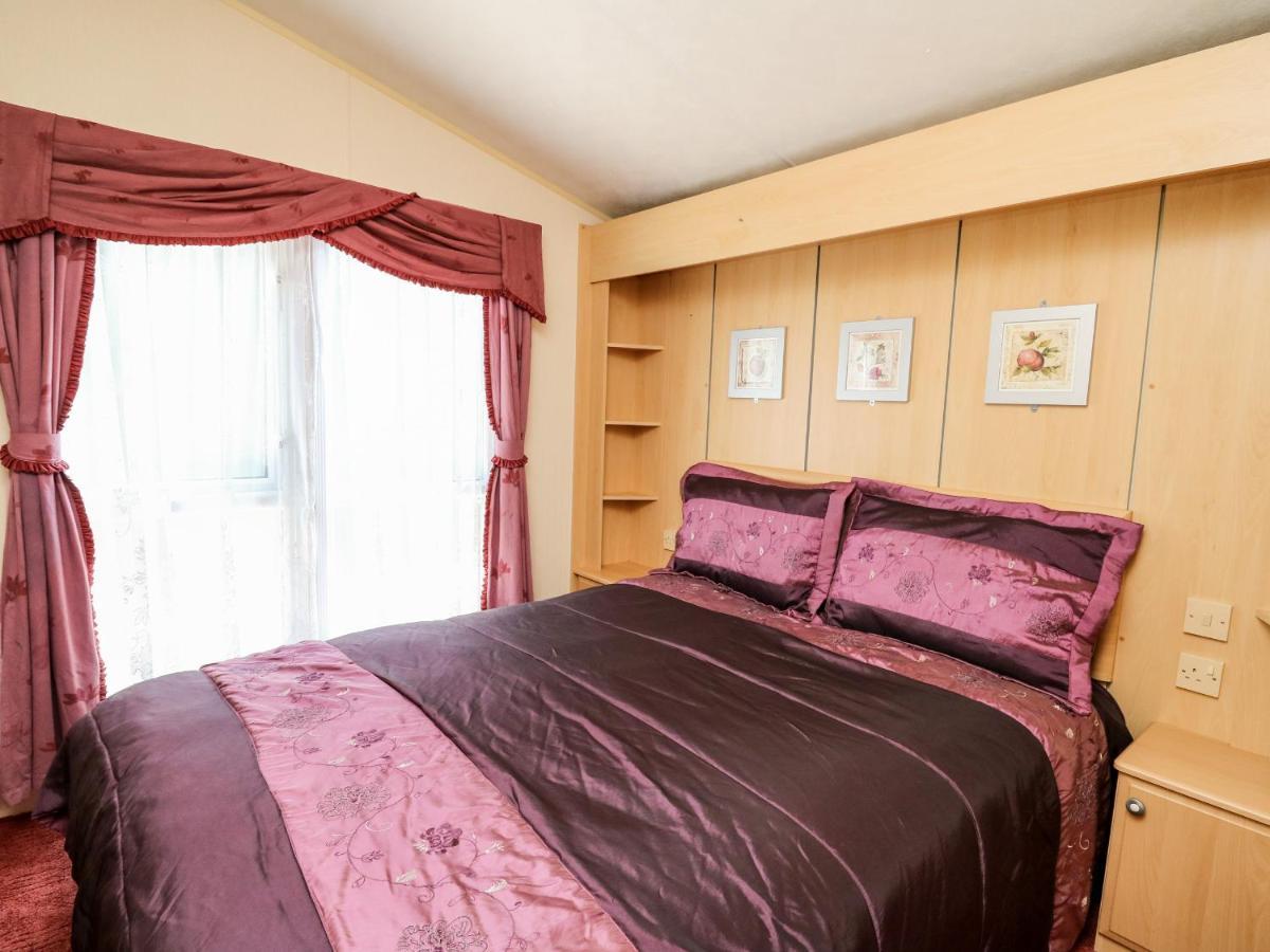 The Lodge Llanelli Bagian luar foto